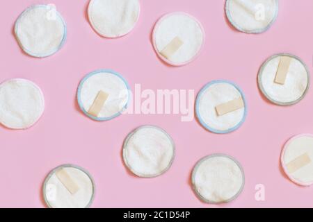 Tamponi riutilizzabili per la rimozione del composto ecologici su sfondo rosa, vista dall'alto Foto Stock