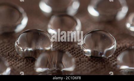 Gocce d'acqua sul tessuto resistente all'umidità primo piano Foto Stock