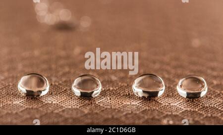 Gocce d'acqua sul tessuto resistente all'umidità primo piano Foto Stock