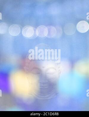 Aura gialla della testa del Buddha e luce blu sfocata Foto Stock