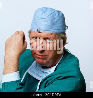 Attore Tom Baker come chirurgo Professore Geoffrey Hoyt in TV serie Medics Foto Stock