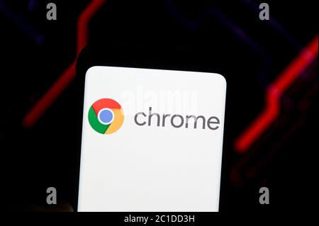 In questa illustrazione è riportato un logo Google Chrome visualizzato sullo smartphone. Foto Stock