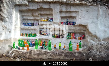 Negozio di bevande, utilizzando il ghiacciaio per mantenere la bevanda fredda, in Naran Valley, Kaghan, Kpk, Pakistan 20/08/2019 Foto Stock