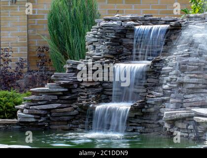 fontana con due trabocchi, in stile antico. Utilizzando materiali naturali come marmo selvatico, ardesia, granito e basalto Foto Stock