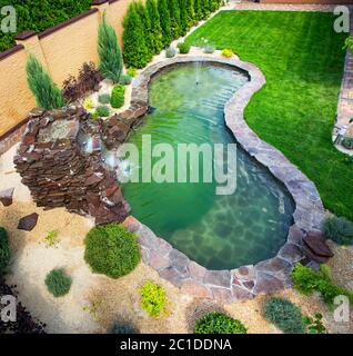 fontana con due trabocchi, in stile antico. Utilizzando materiali naturali come marmo selvatico, ardesia, granito e basalto Foto Stock