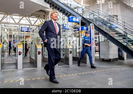 Il re Willem-Alexander dei Paesi Bassi incontra gli ufficiali di polizia durante la sua visita alla polizia di Leiden. Il monarca ha incontrato gli ufficiali investigatori straordinari (Boas) e altri funzionari incaricati dell'applicazione della legge con i quali i Boas lavorano a stretto contatto. Foto Stock