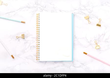 Festoso stazionario dorato su sfondo di marmo bianco. Lavoro femminile, uguaglianza di genere, ufficio domestico, lavoro da casa e concetto di carriera. Spazio di copia Vista superiore. Orizzontale Foto Stock