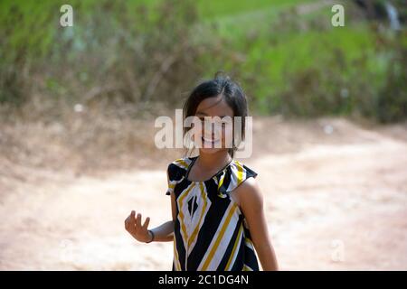 Una giovane, indigena, etnica Akha ragazza nel suo villaggio nella provincia di Luang Namtha, Laos settentrionale. Foto Stock