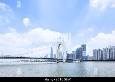 Fiume Zhujiang e moderno edificio del quartiere finanziario di Guangzhou in Cina. Foto Stock