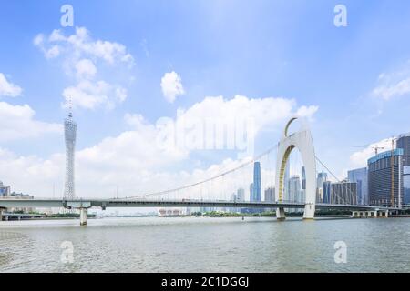 Fiume Zhujiang e moderno edificio del quartiere finanziario di Guangzhou in Cina. Foto Stock