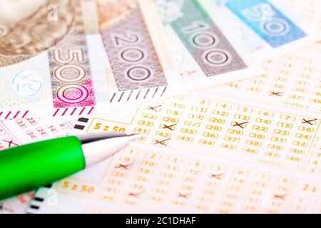 Biglietto della lotteria con una penna e lucidare il denaro Foto Stock