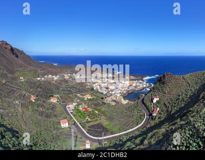 El Hierro, Isole Canarie - Vista al villaggio Tamaduste, preso dal sentiero escursionistico da Valverde Foto Stock