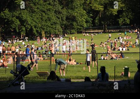 Central Park, Sheeps Meadow, distanza sociale a New York City, giugno 2020 Foto Stock