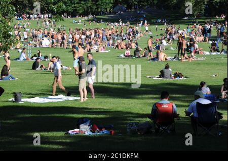 Central Park, Sheeps Meadow, distanza sociale a New York City, giugno 2020 Foto Stock