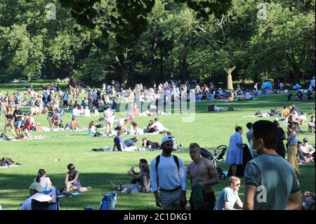 Central Park, Sheeps Meadow, distanza sociale a New York City, giugno 2020 Foto Stock