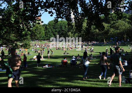 Central Park, Sheeps Meadow, distanza sociale a New York City, giugno 2020 Foto Stock