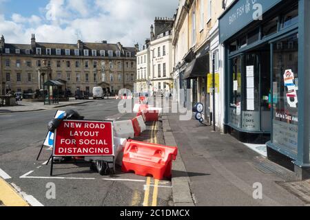 I negozi non essenziali riaprono a Bath. I pavimenti sono stati ampliati in città con i barriers di strada in atto in modo da poter soddisfare le misure di distanza sociale. Covid 19, Regno Unito Foto Stock