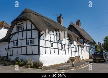 Tradizionali cottage con tetto in paglia a Micheldever, Hampshire, Inghilterra, Regno Unito Foto Stock