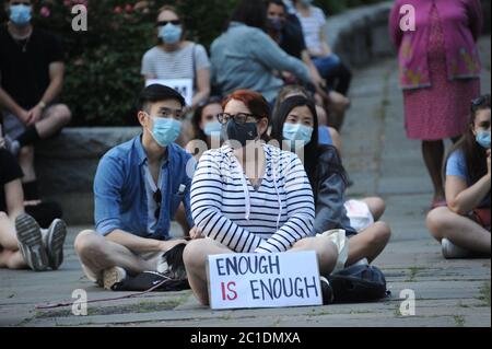 Vigil for George Floyd 14 giugno 2020 a Manhattan Upper East Side fuori della Gracie Mansion, residenza del sindaco Bill de Blasio, a New York City, New York Foto Stock