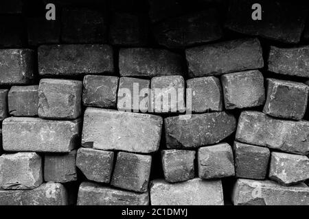 Ruvida parete di mattoni sciolto sfondo texture nero e bianco Foto Stock