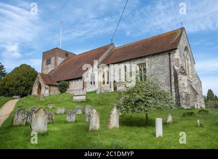 Chiesa di San Michele e tutti gli Angeli nel pittoresco villaggio di Cheriton, Inghilterra, Regno Unito Foto Stock