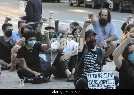 Vigil for George Floyd 14 giugno 2020 a Manhattan Upper East Side fuori della Gracie Mansion, residenza del sindaco Bill de Blasio, a New York City, New York Foto Stock