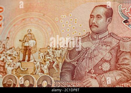 Dettaglio di una banconota da 100 Baht proveniente dalla Thailandia che mostra sua Maestà il Re Chulalongkorn (Rama V) in uniforme marina e anche in una scena che segna l'abolizione Foto Stock