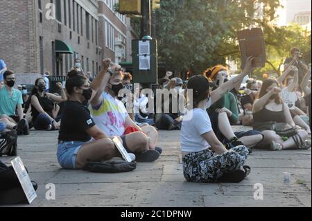 Vigil for George Floyd 14 giugno 2020 a Manhattan Upper East Side fuori della Gracie Mansion, residenza del sindaco Bill de Blasio, a New York City, New York Foto Stock