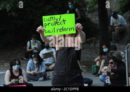 Vigil for George Floyd 14 giugno 2020 a Manhattan Upper East Side fuori della Gracie Mansion, residenza del sindaco Bill de Blasio, a New York City, New York Foto Stock