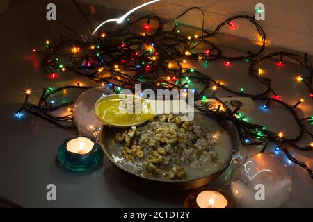 Kutia di Natale da grano, uva passa e noci, fuoco selettivo Foto Stock