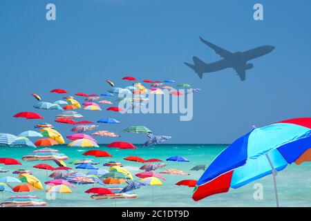 Ombrelloni di invasione turistica da aereo in paradiso turistico Foto Stock