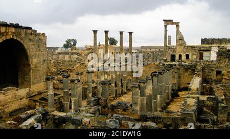 Panorama di rovinato la città vecchia di Bosra in Siria Foto Stock