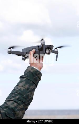 Mano la cattura del drone aereo nel cielo di sfondo, fotocamera concetto operatore Foto Stock