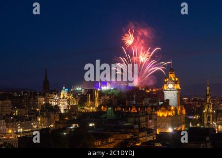 Fuochi d'artificio sul Castello di Edinburg Foto Stock