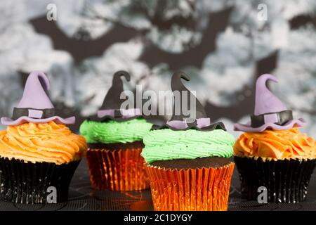 Deliziosi cupcake decorati con fondanti figure per Halloween Foto Stock