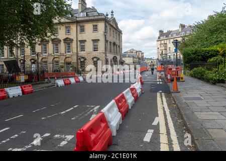 I negozi non essenziali riaprono a Bath. I pavimenti sono stati ampliati in città con i barriers di strada in atto in modo da poter soddisfare le misure di distanza sociale. Inghilterra, Regno Unito Foto Stock