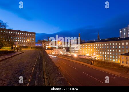 Vista serale di Dean Clough Mills a Halifax, West Yorkshire un progetto di rigenerazione urbana di successo ora utilizzato da imprese culturali e commerciali Foto Stock