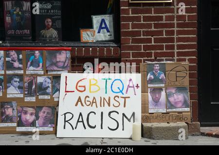 New York, NY, Stati Uniti. 15 giugno 2020. Lo Stonewall Inn, il gay Bar & National Historic Landmark, luogo dei 1969 disordini che hanno lanciato il movimento dei diritti gay a New York, come la Corte Suprema degli Stati Uniti regola che i datori di lavoro non possono discriminare contro i lavoratori LBGTQ il 15 giugno 2020. Credit: Bryan Smith/ZUMA Wire/Alamy Live News Foto Stock