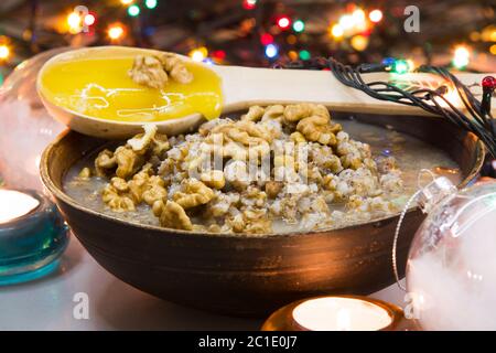 Kutia di Natale da grano, uva passa e noci, fuoco selettivo Foto Stock