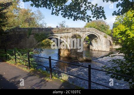 Il Ponte Vecchio sul fiume Wharfe a Ilkley, West Yorkshire Foto Stock