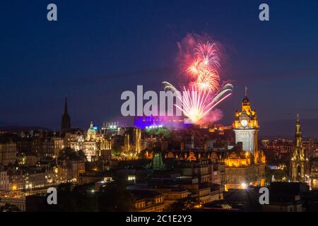 Fuochi d'artificio sul Castello di Edinburg Foto Stock