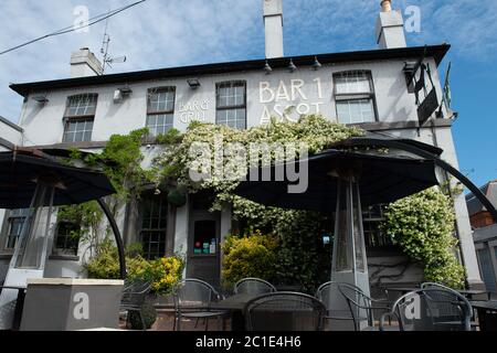 Ascot, Berkshire, Regno Unito. 15 giugno 2020. Bar 1 in Ascot High Street, Berkshire normalmente sarebbe imballato fuori questa settimana come Royal Ascot inizia domani, tuttavia, i pub sono in attesa di una data per loro di essere in grado di riaprire come il Coronavirus Covid-19 Pandemic regole di blocco iniziare a facilità. Credit: Mc Lean/Alamy Foto Stock