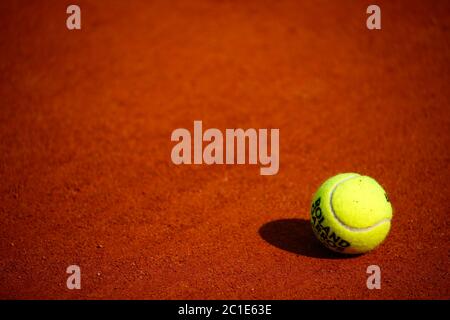 Vista su una palla da campo da tennis e linea di base Foto Stock