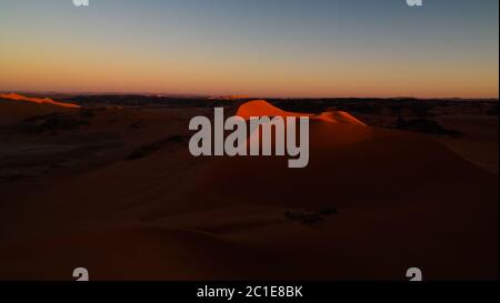 Vista al tramonto sulla duna di Tin Merzouga al parco nazionale di Tassili nAjjer in Algeria Foto Stock