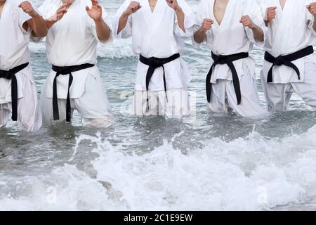 Giapponese karate arti marziali di formazione presso la spiaggia Foto Stock