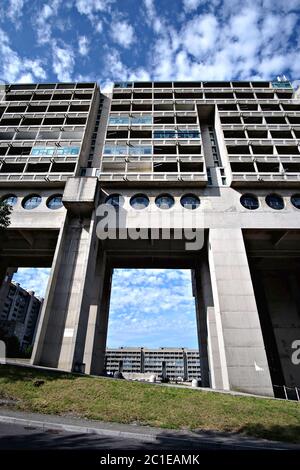 Si tratta dell'ATER un popolare complesso residenziale conosciuto come 'il quadrilatero' a Trieste, Italia Foto Stock