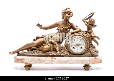 Studio foto di antico orologio mantel su sfondo bianco. Europa occidentale Foto Stock