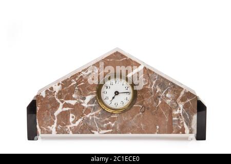 Studio foto di antico orologio mantel su sfondo bianco. Europa occidentale Foto Stock