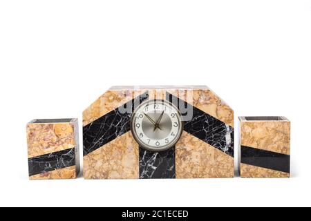 Studio foto di antico orologio mantel su sfondo bianco. Europa occidentale Foto Stock