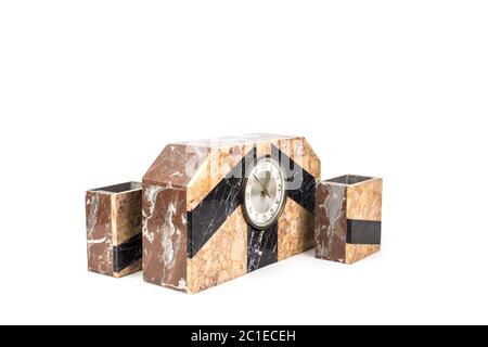 Studio foto di antico orologio mantel su sfondo bianco. Europa occidentale Foto Stock